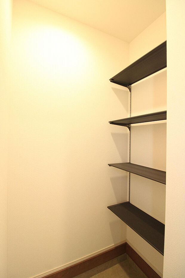 【土間収納】キャンプ用品やスポーツグッズなど、外で使うアイテムをたっぷり収納できる土間スペースを確保。重い荷物も玄関から直接出し入れでき、趣味を思い切り楽しむ暮らしをサポートします。