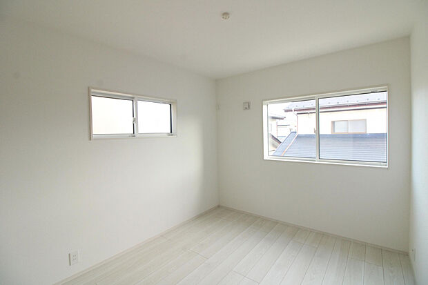 【洋室】子ども部屋にちょうどいい広さで、勉強机やベッドもゆとりをもって配置可能。将来の成長にも対応できる間取りです。