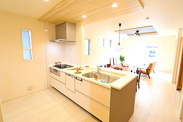 【2号棟キッチン】　ポップアップ天井付きのおしゃれなキッチンは食洗器搭載で日々の家事も楽々♪