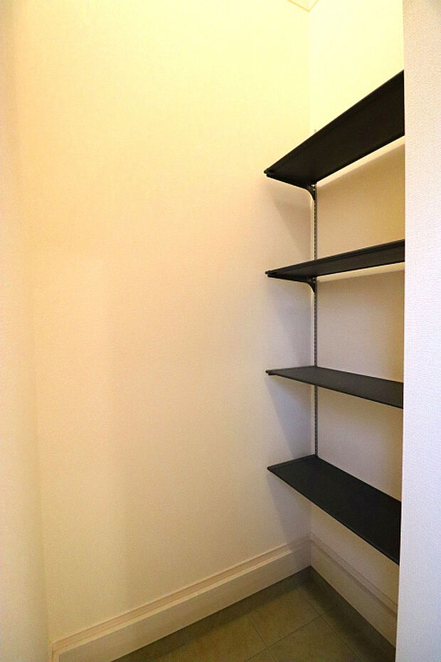 【1号棟土間収納】　稼働棚4段付きです。ベビーカーやサッカーボール、工具やカー用品など、外で使う物の収納に♪