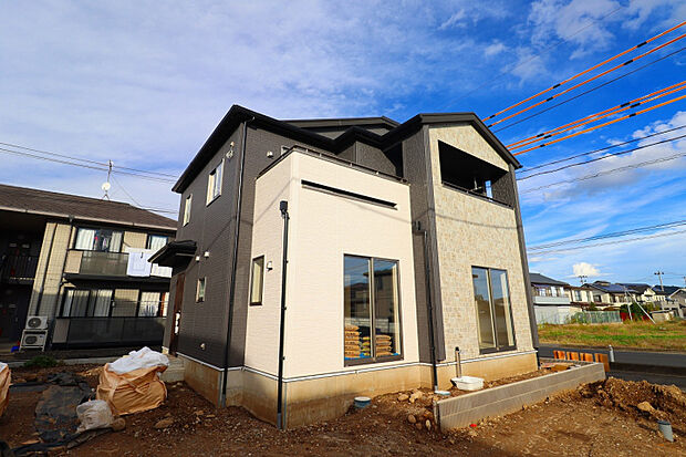 【1号棟外観写真】　4LDK＋土間収納＋カースペース3台