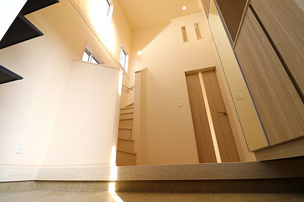 【玄関吹き抜け】 明るく開放的な玄関で毎日のお出かけを気持ちよく♪