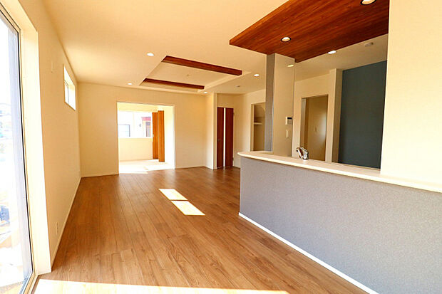 【LDK/20.75帖】 広々としたリビングは日当たりもよく居心地の良い空間です♪