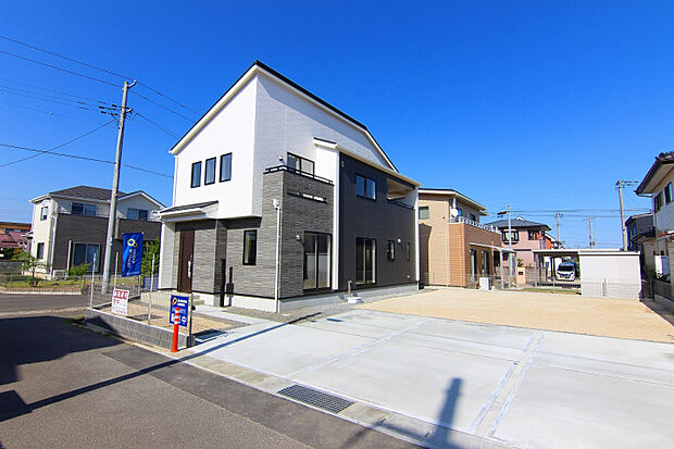 【外観】　4LDK＋納戸＋パントリー＋カースペース並列3台