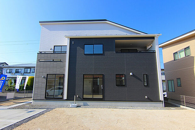 【外観】　土地面積広々267.31m2（80.86坪）！広々南庭でゆったり♪