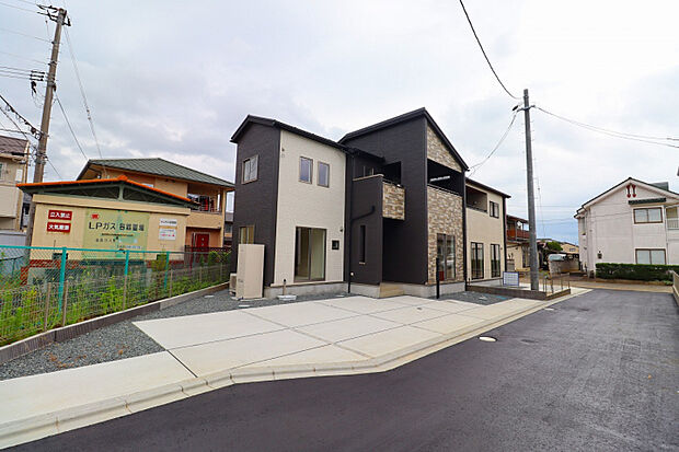 【2号棟外観】 ◇長期優良住宅取得◇制振装置標準採用??車3台並列駐車可能!伊達駅まで徒歩11分