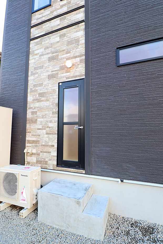 【【1号棟勝手口】】キッチンから直接出られる勝手口で、ゴミ出しや買い物後の荷物の出し入れもスムーズ。