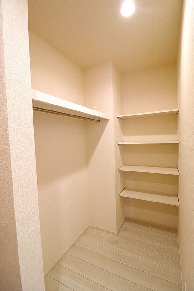 【【1号棟クローク・パントリー】】リビングがいつでもすっきり♪片付けが楽になる習慣収納！