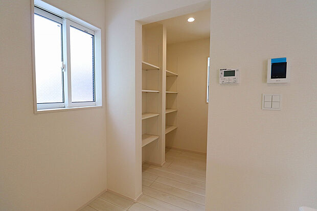 【【パントリー】】可動棚4段付きで食品庫としてはもちろん、防災グッズなどの収納にも便利♪