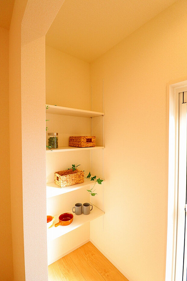 【【1号棟パントリー】】食品庫としてはもちろん、防災グッズなどの収納にも便利♪