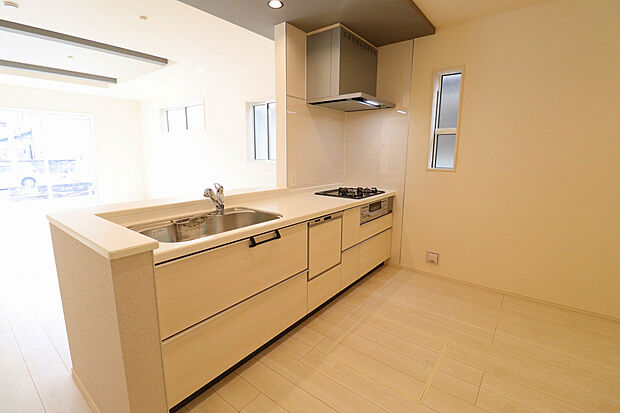 【【2号棟キッチン】】ポップアップ天井付きのおしゃれなキッチンは食洗器搭載で日々の家事も楽々♪