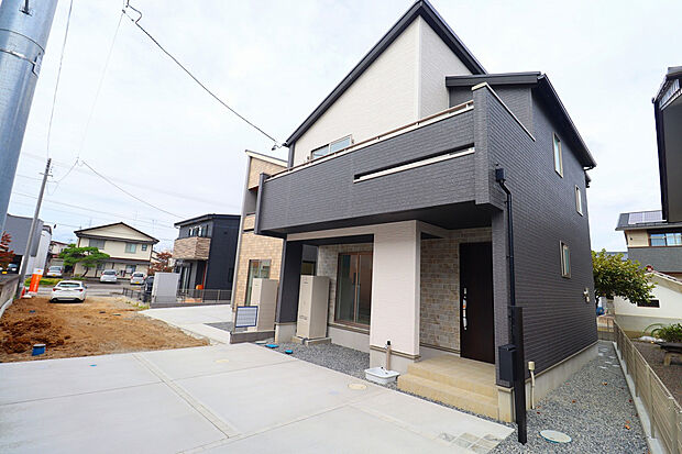 【【2号棟外観】】ライフスタイルの変化に合わせて使い方を変えられる可変型居室採用