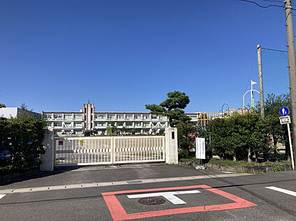 岩倉北小学校 586m