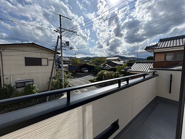 【バルコニー】洋室の2か所から出入りすることができるバルコニー　