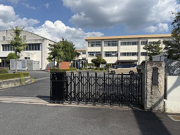 栗東市立大宝小学校（約570m）