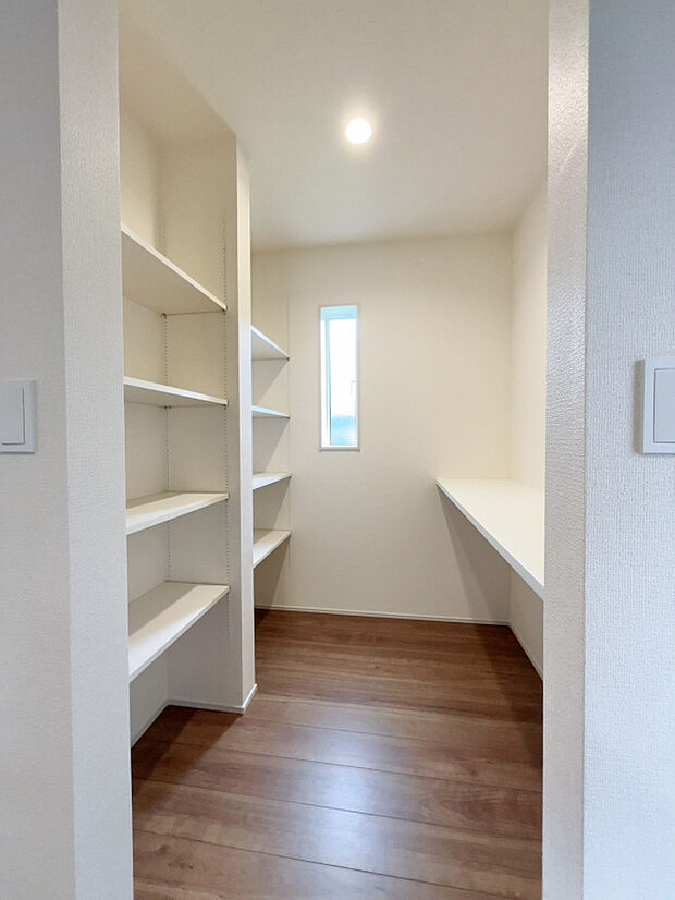 【【1号棟:キッチンパントリー】】収納を多く確保するこだわり設計。室内が片付きすっきりした空間になります。