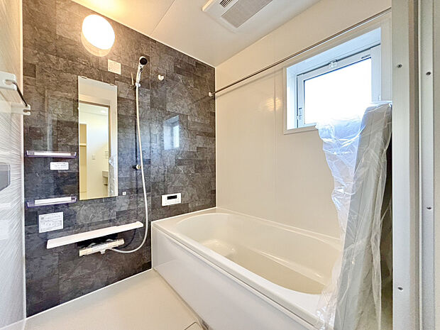【浴室】お手入れのしやすい素材を使用した浴室。ゆったり浴槽です