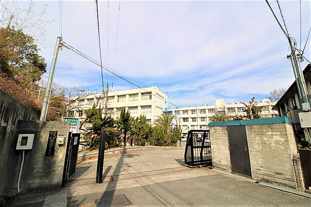市立峰塚中学校(約1,900m)