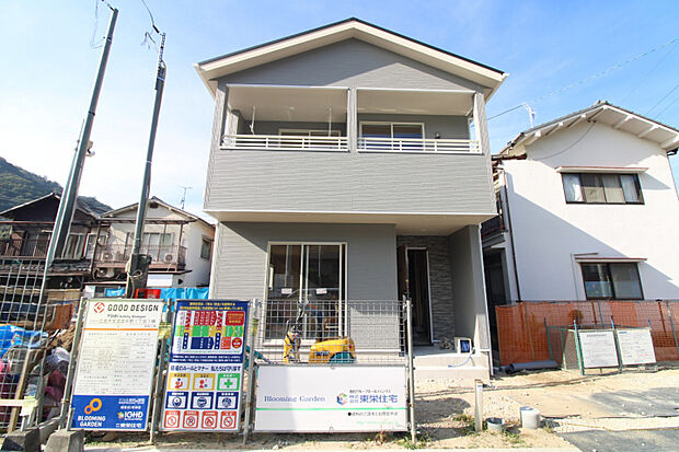 前面道路から見た外観　