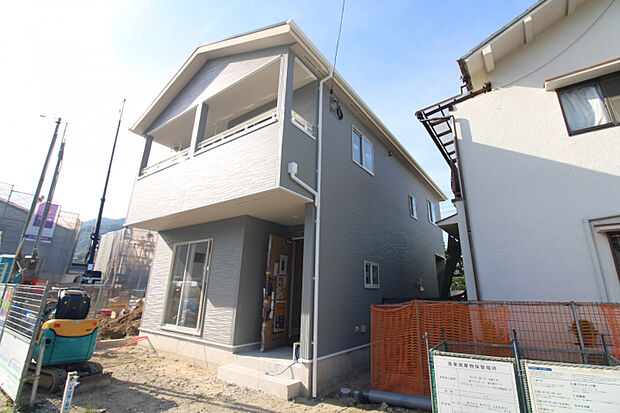 前面道路っから見た外観　