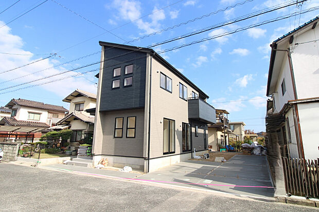 前面道路から見た外観