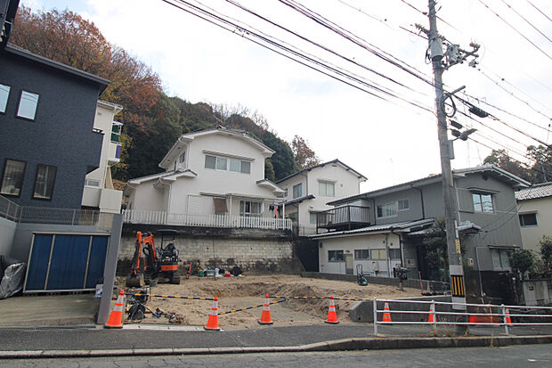 前面道路から見た外観　