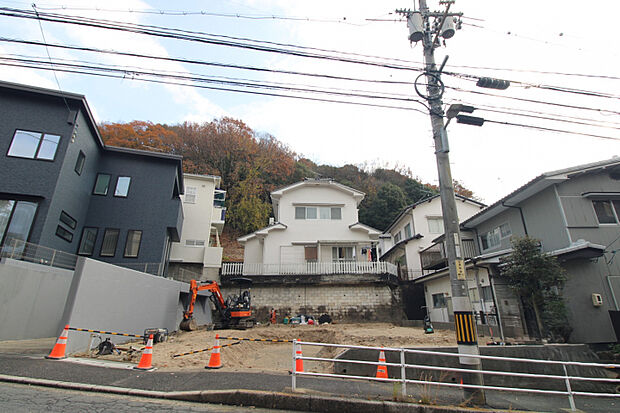 前面道路から見た外観　
