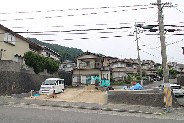 前面道路から見た宅地　