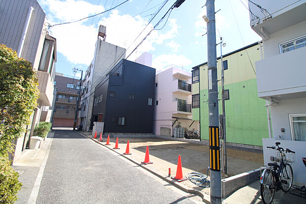 前面道路から見た宅地　