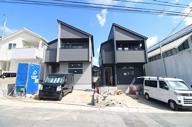前面道路から見た外観