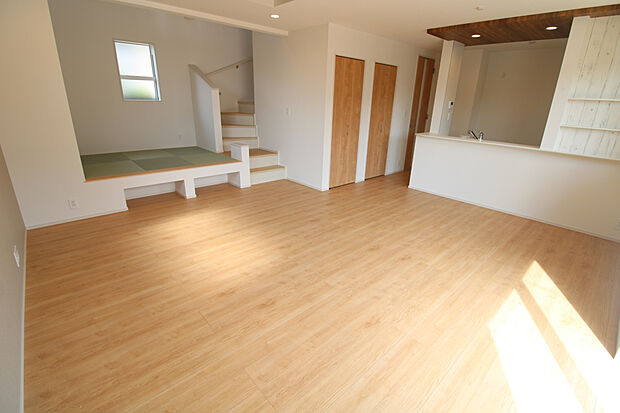 【リビングダイニング】明るく広々としたリビングです！