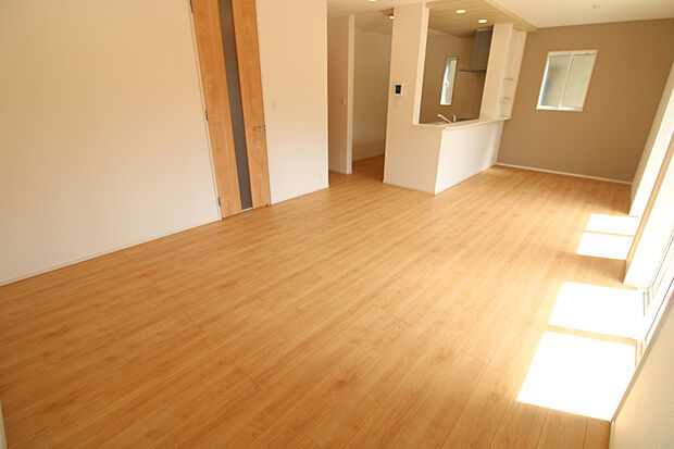 【リビングダイニング】明るく広々としたリビングです！