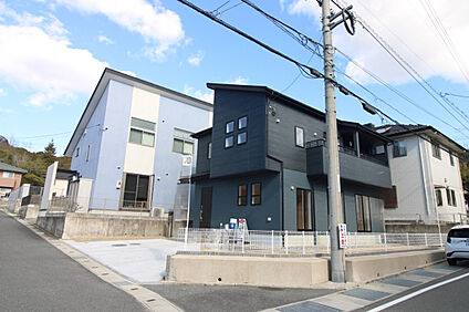 前面道路から見た外観