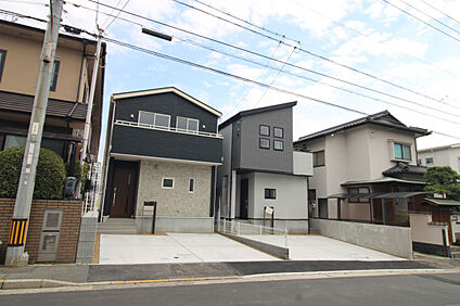 前面道路から見た外観