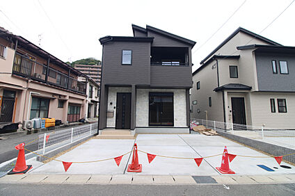 前面道路から見た外観