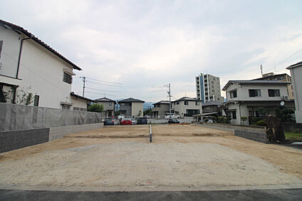 前面道路から見た外観