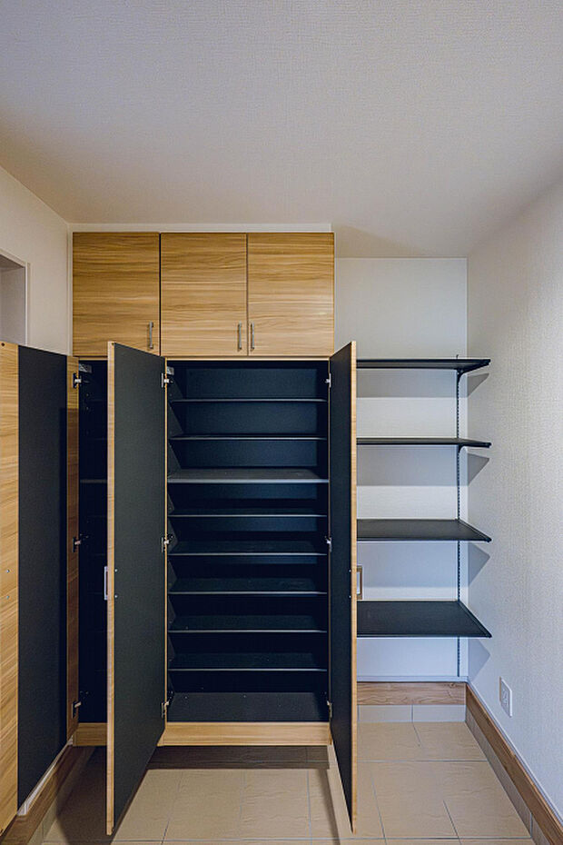 玄関　タイル貼り土間収納は、4段可動棚を配し、お子様のボール・砂遊びセット、ベビーカー、アウトドア用具など収納に便利です。