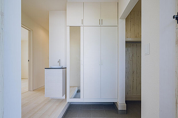 1号棟:玄関　　大容量の玄関収納には大きなミラー付！お出かけ前の身だしなみチェックもばっちりです！