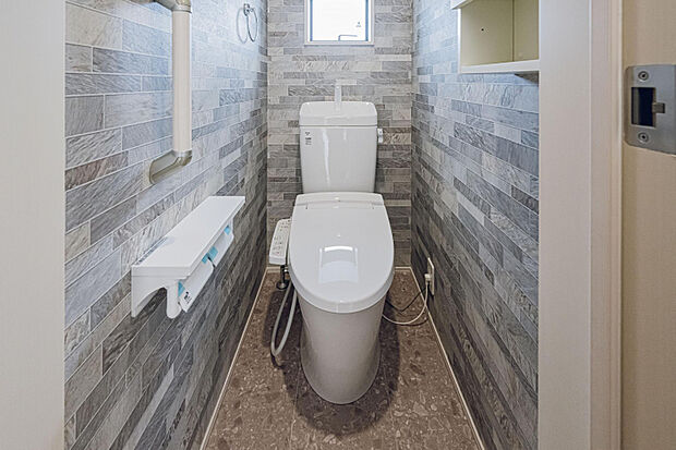 3号棟:トイレ　1階と2階のお手洗いは、それぞれカウンターと小窓付き。