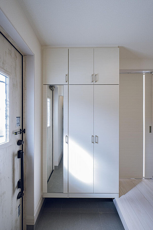 【1号棟:玄関収納　】大容量の玄関収納には大きなミラー付！お出かけ前の身だしなみチェックもばっちりです！