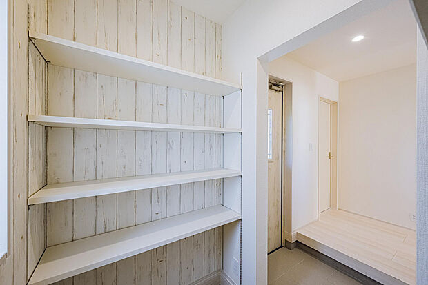 【1号棟:玄関　】タイル貼り土間収納は、4段可動棚を配し、お子様のボール・砂遊びセット、ベビーカー、アウトドア用具など収納に便利です。