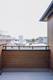 2号棟:天井母屋下がりのお部屋から出入りできるバルコニー