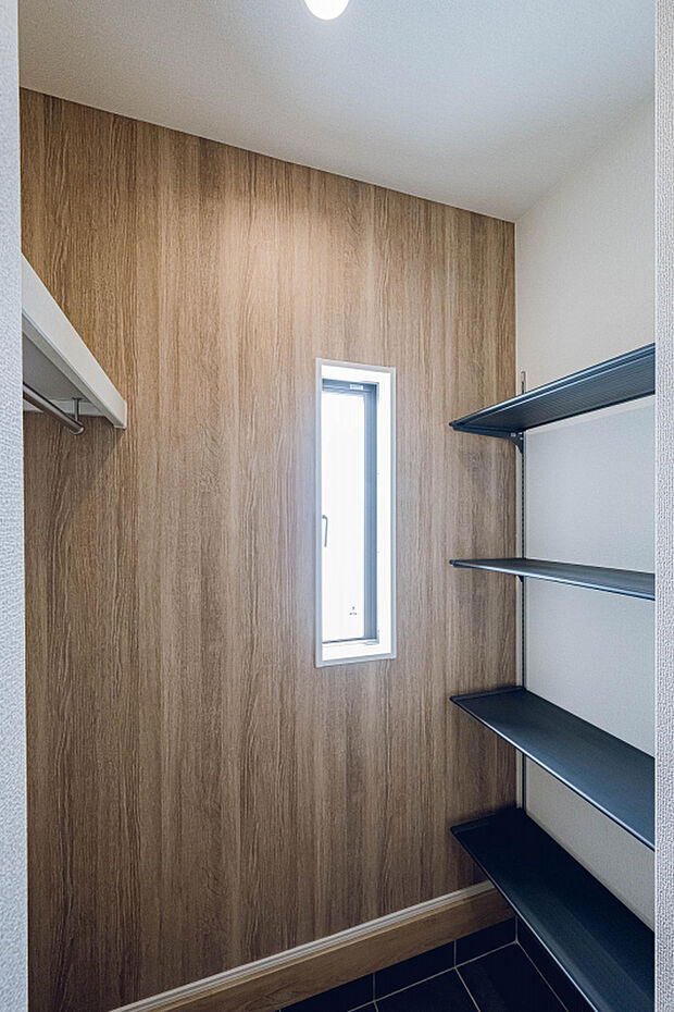 【2号棟:玄関】玄関脇には床タイル貼りの収納空間を確保！可動棚も設置しております。