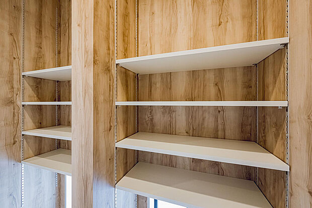 【1号棟:玄関】タイル貼り土間収納は、4段可動棚を配し、お子様のボール・砂遊びセット、ベビーカー、アウトドア用具など収納に便利です。