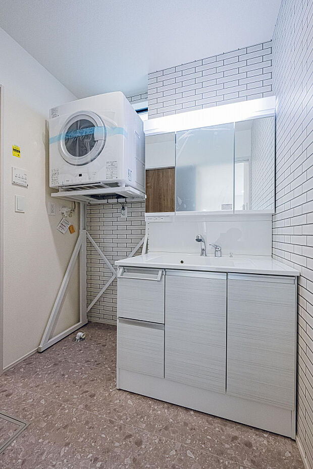 【3号棟:洗面室】洗面化粧台は吐水口が引き出せお掃除にも便利です！ミラー裏・化粧台下にもたっぷりと収納する場所があります！ガス衣類乾燥機は標準設置。