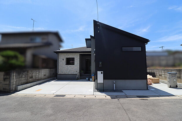 【外観写真】 前面道路は北側幅員約6.4mの公道です。ゆとりのある広さで、お車同士のすれ違いや入出庫もスムーズに行えます。
