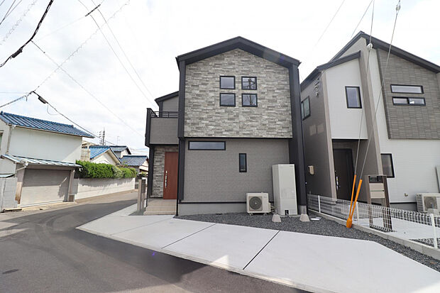 【【外観写真/右1号棟、左2号棟】】2号棟は、北西側と東側の2方道路に面しています。