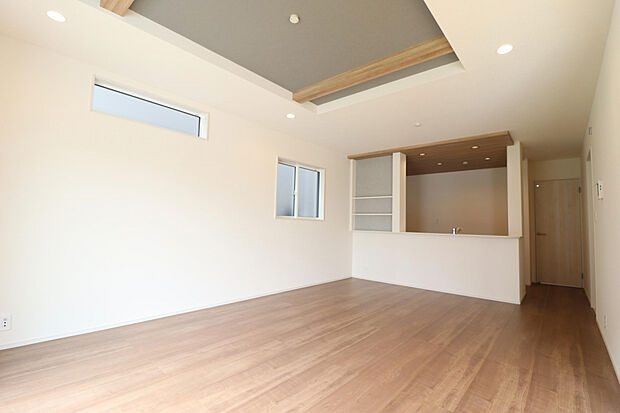 【【LDK/2号棟】】温かみのある木目調のフローリングを採用。凹凸が少なく、家具の配置がしやすいシンプルな内装です。