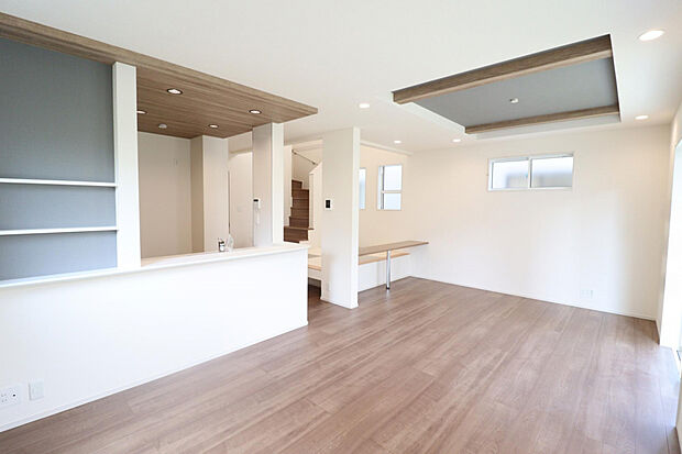 【【(1)号棟 LDK】】‐20帖のLDK‐ 折上げ天井・キッチンのポップアップ天井など木目調のアクセントがお洒落で落ち着く空間を演出☆