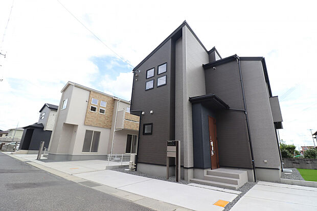 【【外観写真/3号棟】】並列駐車可能な2台分のカースペース有（車種による）。マイカー通勤や休日のドライブも楽しめます。